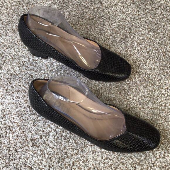 Bata Pump Black Shoes size 7 - Picture 1 of 12